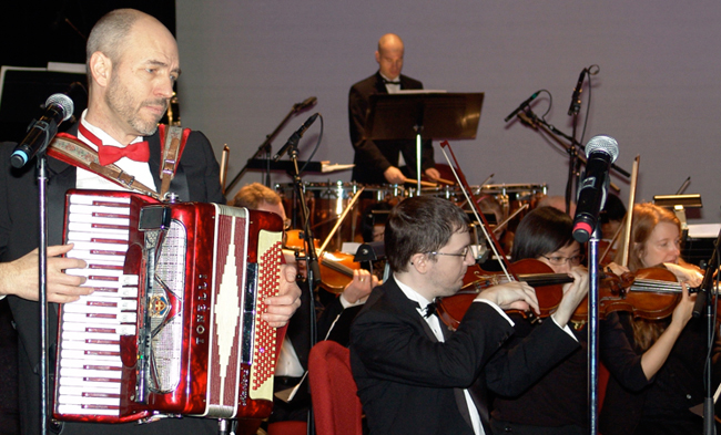 Richard Tyce rehearsing accordion with the Solstice Symphony